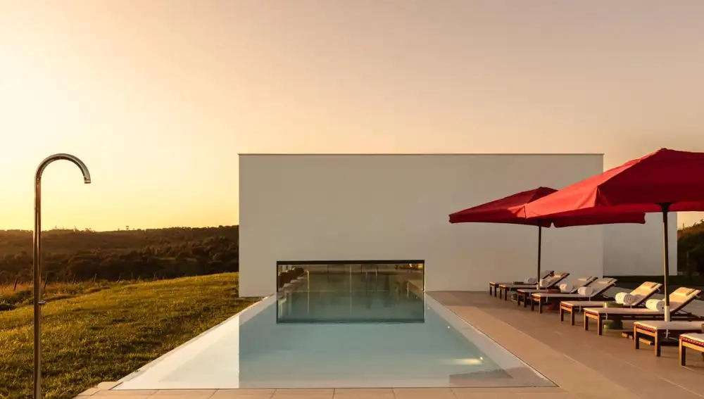 La privilegiada ubicación de la piscina permite, mientras nos bañamos, disfrutar de una impresionante puesta de sol sobre el campo alentejano