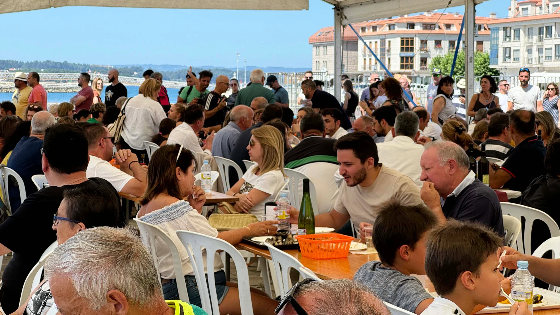 Los visitantes disfrutaron con la comida, la bebida y el paisaje