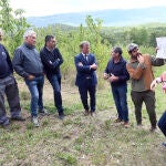 Borja Suárez conversa sobre el terreno con los impulsores de este Bosque Comestible en el valle de las Caderechas