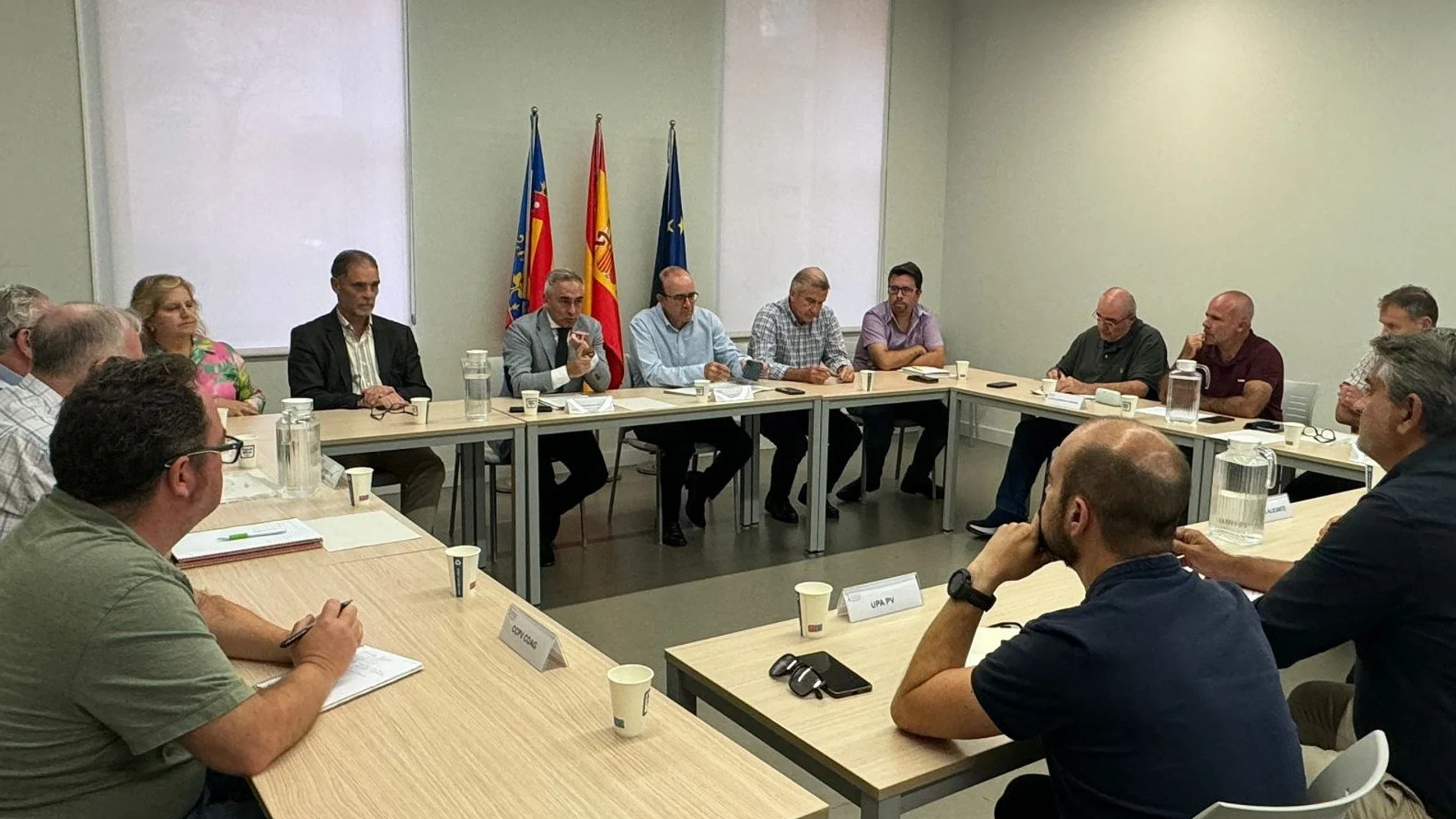 El conseller de Agricultura, Miguel Barrachina, ayer durante la reunión con los agricultores