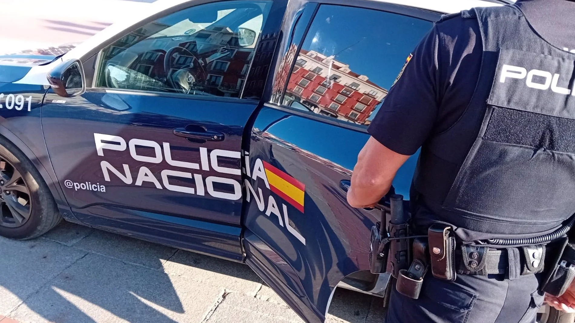 Un agente de la Policía Nacional
