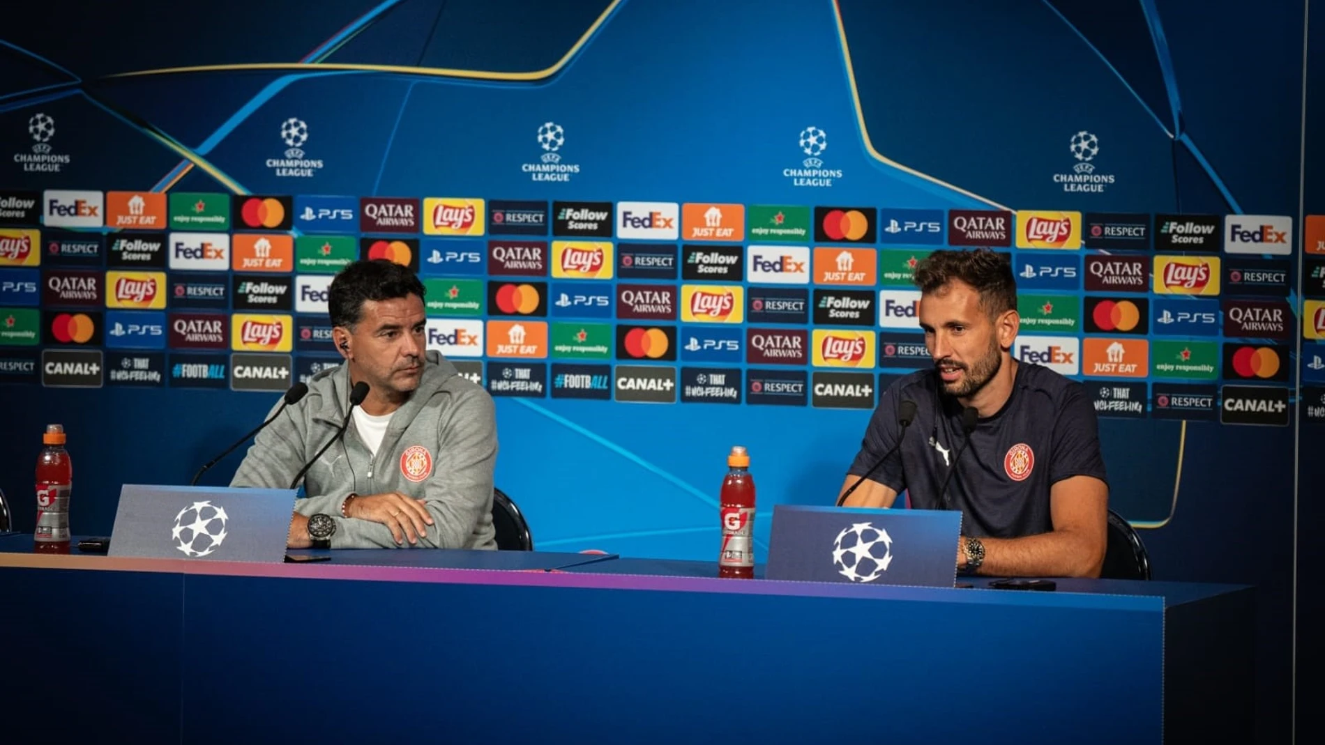 El entrenador del Girona FC, Míchel, y el capitán Cristhian Stuani en la rueda de prensa previa al partido contra el Paris Saint-Germain en el Parc des Princes de París REMITIDA / HANDOUT por GIRONA FC Fotografía remitida a medios de comunicación exclusivamente para ilustrar la noticia a la que hace referencia la imagen, y citando la procedencia de la imagen en la firma 17/09/2024