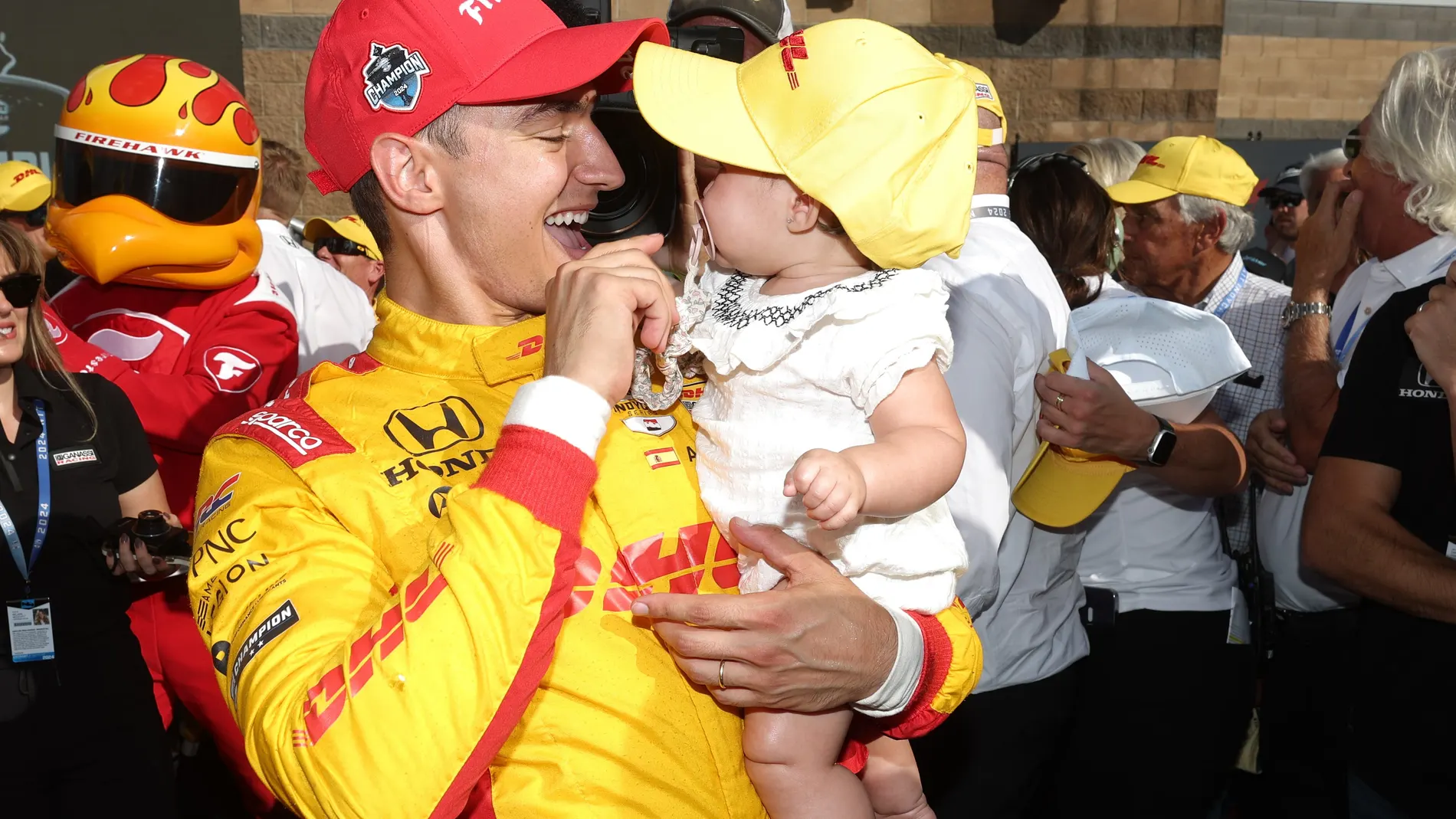 Álex Palou, tricampeón de IndyCar, con su hija