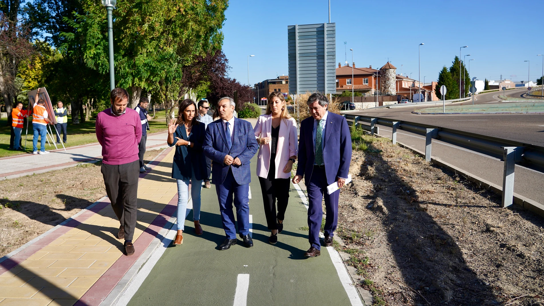 El consejero José Luis Sanz Merino visita el carril bici de Santovenia de Pisuerga junto a la alcaldesa María Antonia López y la delegada de la Junta, Raquel Alonso