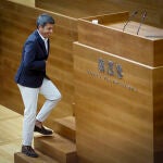 El presidente de la Generalitat, Carlos Mazón, sube a la tribuna de Les Corts