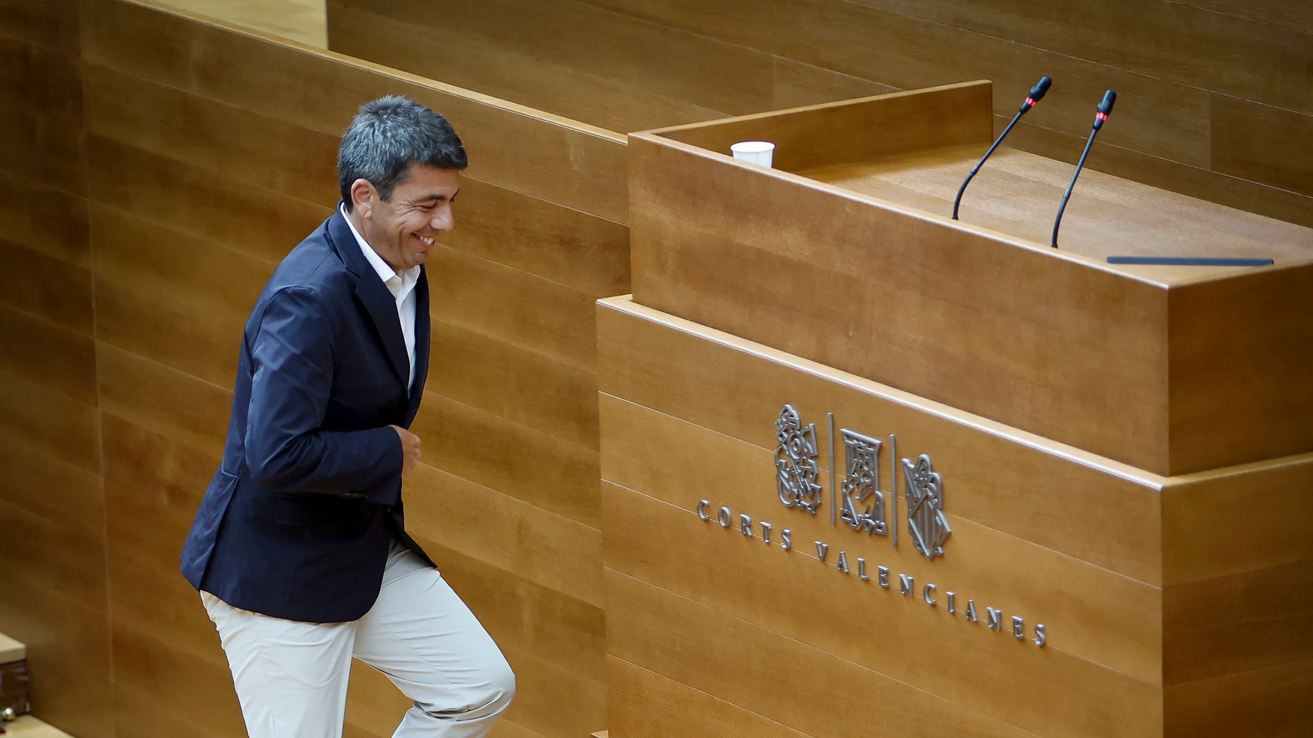 El presidente de la Generalitat, Carlos Mazón, sube a la tribuna de Les Corts