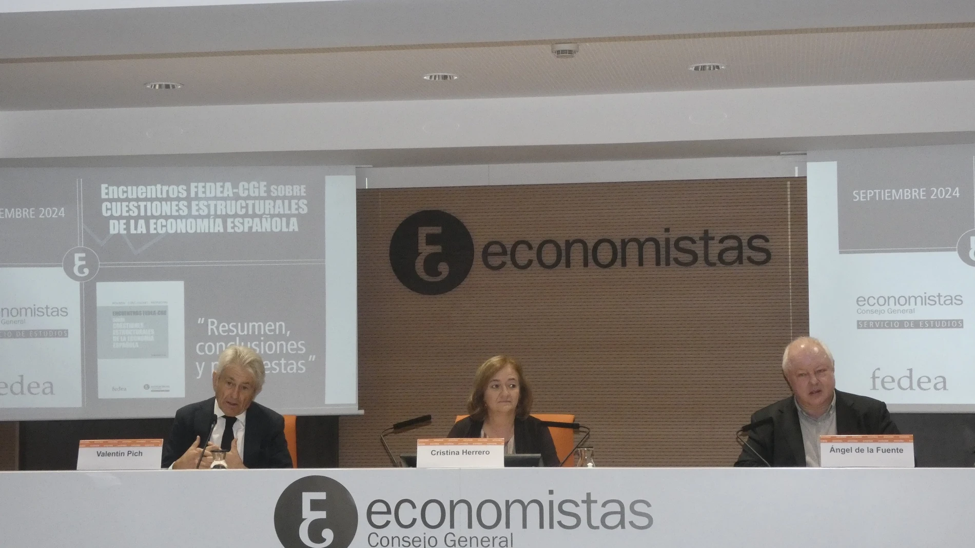 (de izquierda a derecha): el presidente del Consejo General de Economistas, Valentín Pich, el director de Fedea, Ángel de la Fuente y la presidenta de la AIReF, Cristina Herrero. REMITIDA / HANDOUT por CONSEJO GENERAL DE ECONOMISTAS Fotografía remitida a medios de comunicación exclusivamente para ilustrar la noticia a la que hace referencia la imagen, y citando la procedencia de la imagen en la firma 17/09/2024
