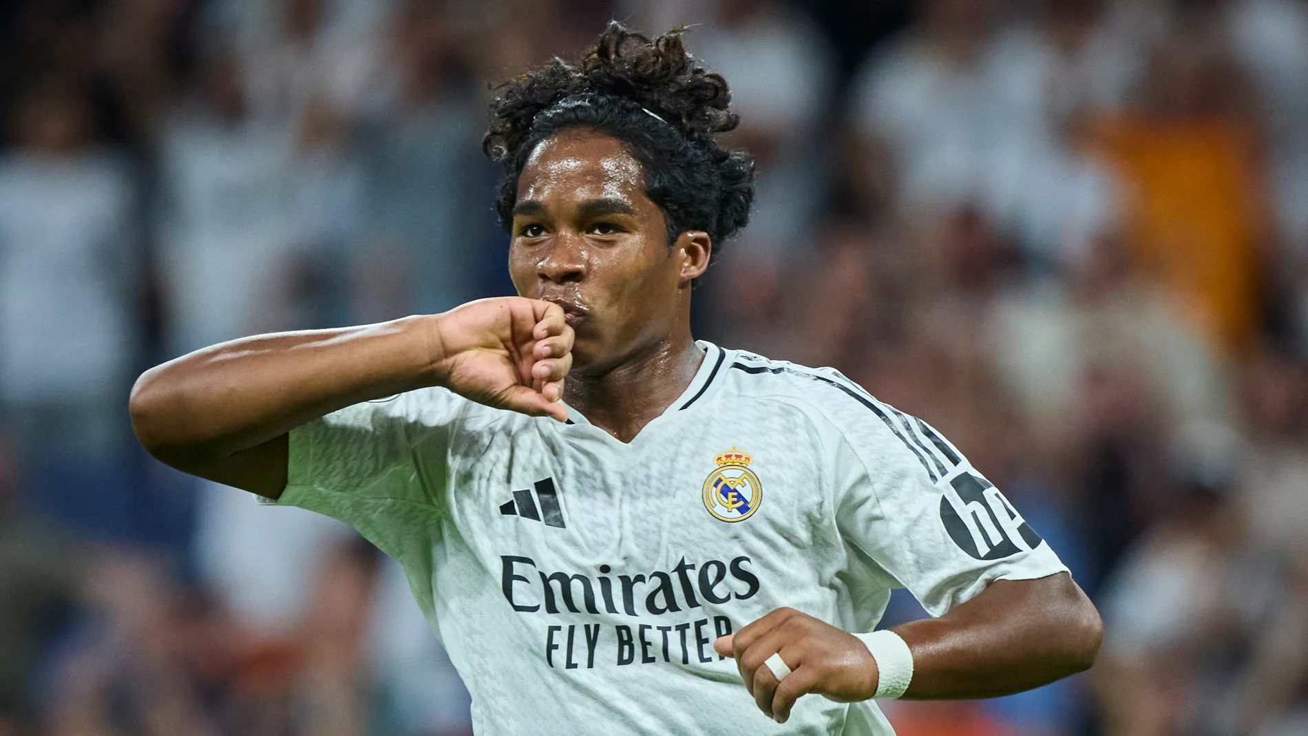 Endrick celebra su gol al Stuttgart