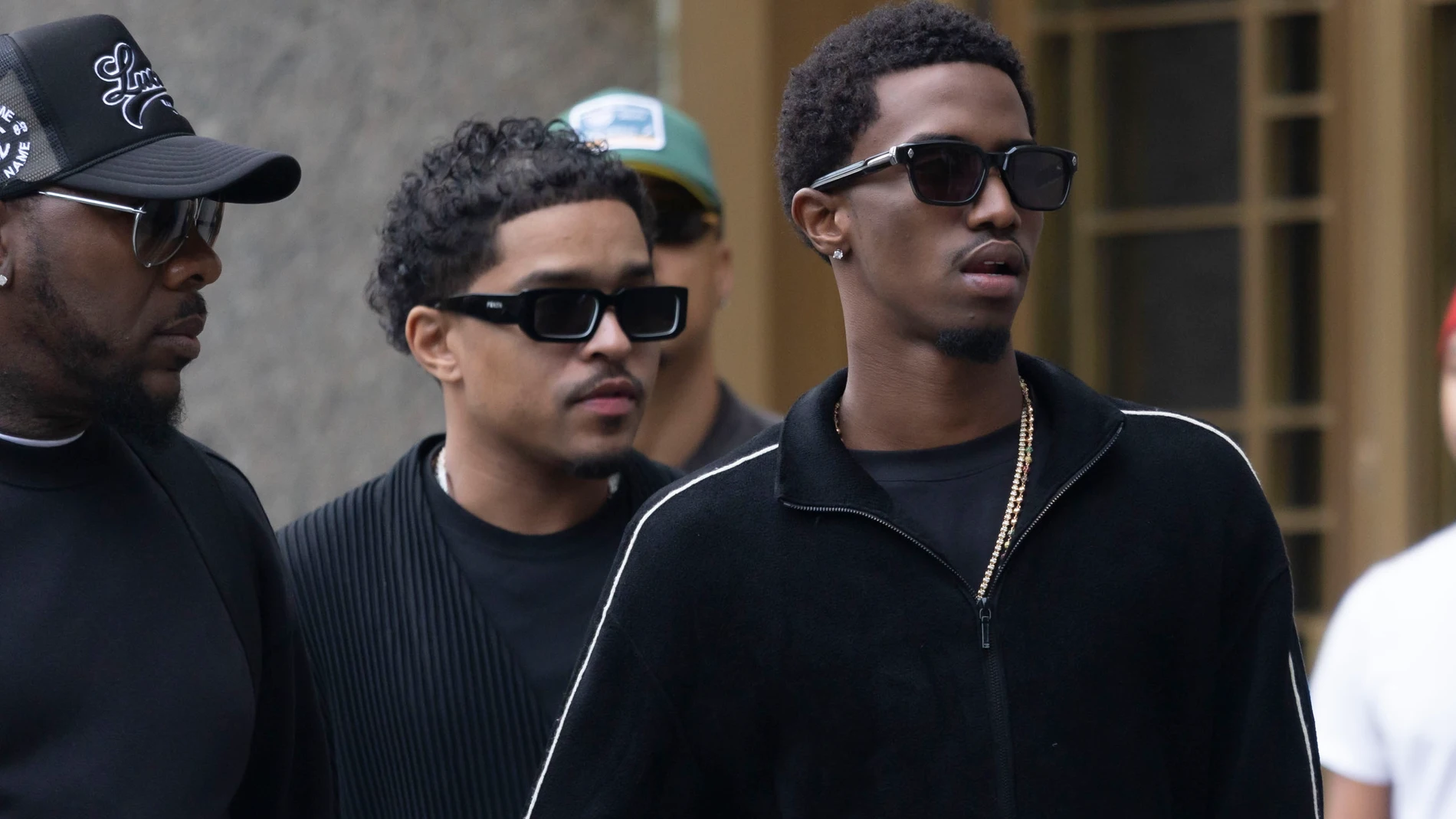 New York (United States), 17/09/2024.- King Combs (R) and Justin Dior Combs (C) enter a federal courthouse where their father, US rapper and record executive Sean 'Diddy' Combs (unseen) is being held after an arrest the previous night, in New York, New York, USA, 17 September 2024. (Nueva York) EFE/EPA/SARAH YENESEL