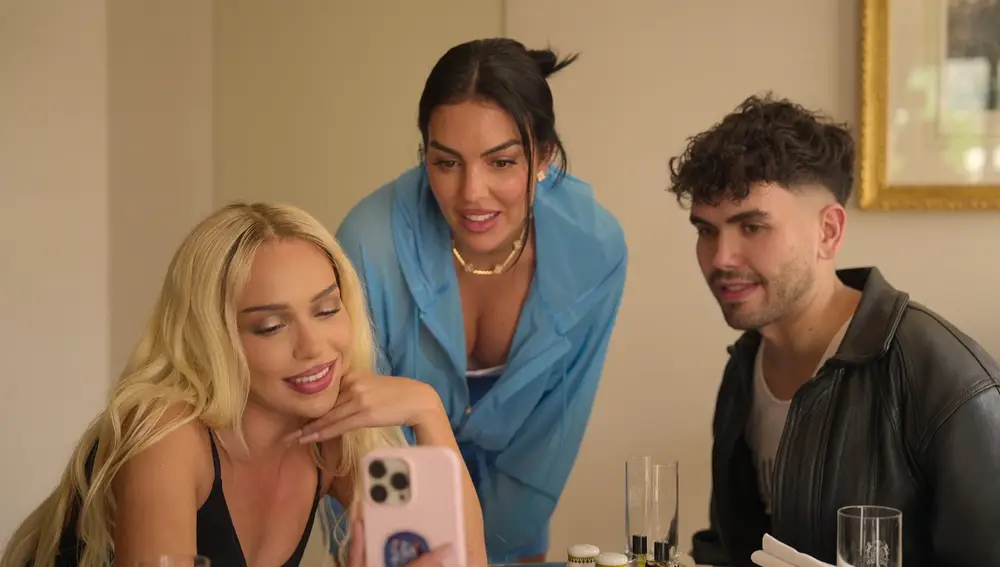 Georgina Rodríguez con camisa azul oversize