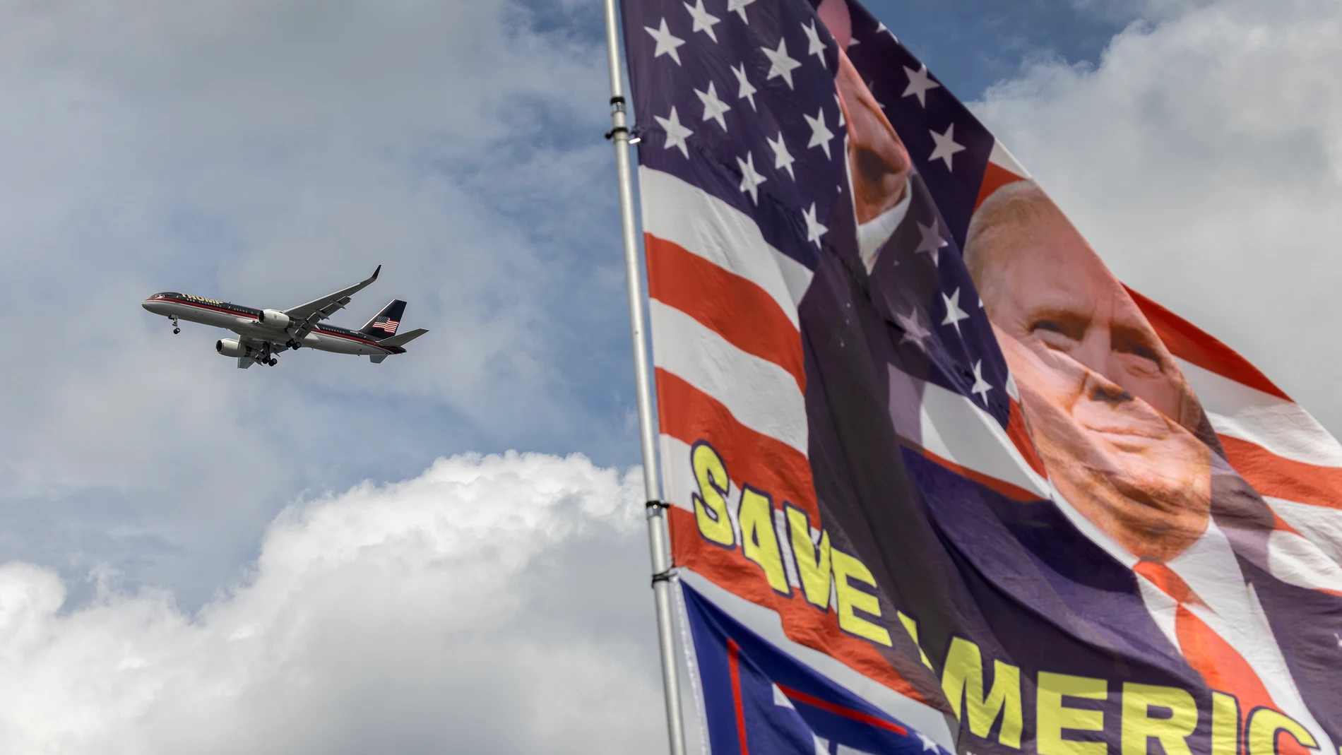 West Palm Beach (United States), 17/09/2024.- Former President Donald Trump's plane arrives to West Palm Beach, Florida, USA, 17 September 2024. According to the FBI, they are following an investigation of what appears to be an attempted assassination of US former President Donald Trump on last 15 September. Palm Beach County Sheriff Ric Bradshaw said the US Secret Service agents found Ryan Wesley Routh, identified as the suspect who was arrested after allegedly pointing a rifle with a scope ...