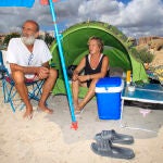 La pareja formada por José Vicente Roca y Charo Ortiz posa junto a hogar en la playa de San Gabriel (Alicante) donde duermen desde el pasado 19 de julio porque no pueden acceder a una vivienda a un precio social a un precio asequible.
