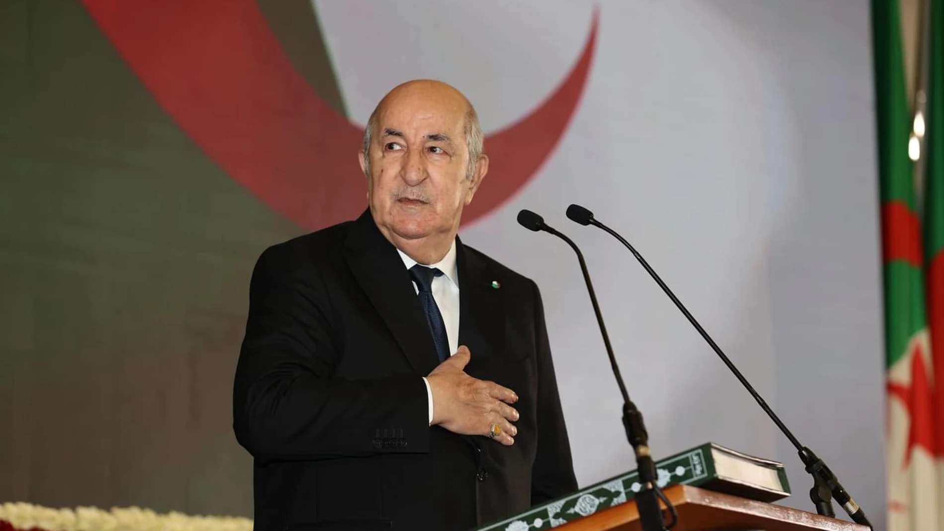 Algiers (Algeria), 17/09/2024.- A handout picture provided by the Algerian Presidency Press Service shows Algerian President Abdelmadjid Tebboune takes the oath of office during the swearing-in ceremony in Algiers, Algeria, 17 September 2024. Tebboune was re-elected to a five-year term in the 07 Setpember, the Algerian Constitutional Court had made Tebboune's re-election official with 84.30 percent of the votes, or 7,976,291 people. (Elecciones, Argel) EFE/EPA/ALGERIAN PRESIDENCY PRESS OFFICE...