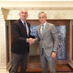 El alcalde José Mazarías junto al presidente de Eurocaja Rural, Javier López