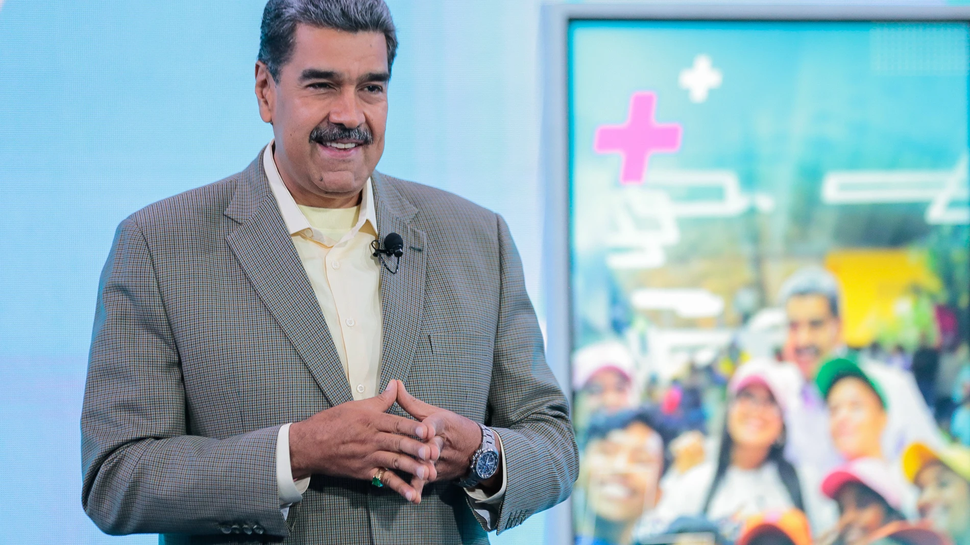 AME377. CARACAS (VENEZUELA), 16/09/2024.- Fotografía cedida por la Prensa Miraflores del presidente de Venezuela, Nicolás Maduro, durante su programa de televisión 'Con Maduro +', este lunes en Caracas (Venezuela). Maduro señaló como "terroristas" a los dos españoles detenidos, a quienes vincula con el Centro Nacional de Inteligencia (CNI) de España, por su presunta vinculación con una operación desestabilizadora contra su Gobierno. EFE/ Prensa Miraflores/SOLO USO EDITORIAL/SOLO DISPONIBLE PA...