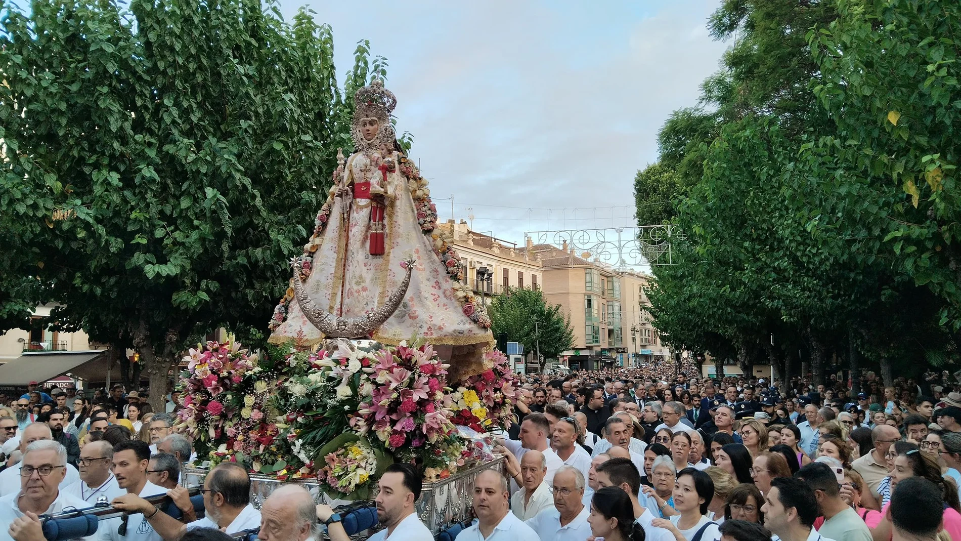 Miles de personas acompañaron a la Virgen de la Fuensanta en la romería hacia su santuario en Algezares