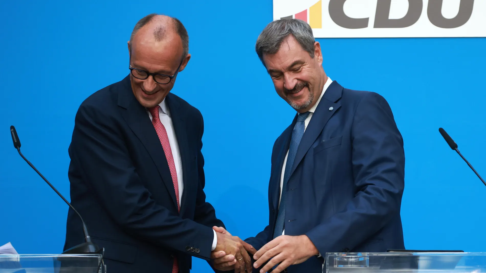 Berlin (Germany), 17/09/2024.- Chairman of the Christian Democratic Union (CDU) party and head of its parliamentary group Friedrich Merz (L) and Minister-President of Bavaria and head of CDU's sister party, the Christian Social Union (CSU), Markus Soeder, shake hands at the end of a press conference at the Bavaria regional state representation in Berlin, Germany, 17 September 2024. Friedrich Merz will be the conservative candidate running against current German Chancellor Olaf Scholz in the 2...
