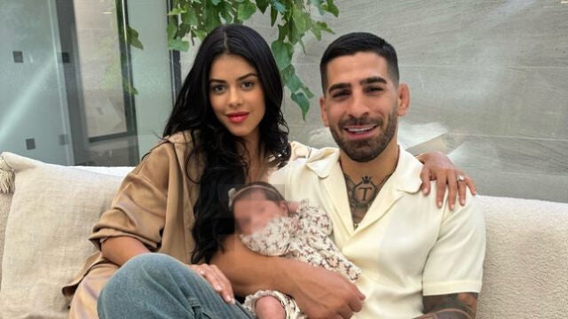 Ilia Topuria y su novia Giorgina junto a su hija