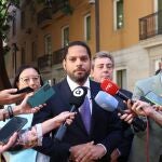 El secretario general de Vox, Ignacio Garriga, atiende a los medios en Les Corts