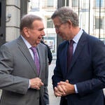 Feijóo se reúne con el opositor venezolano Edmundo González en el Congreso de los Diputados