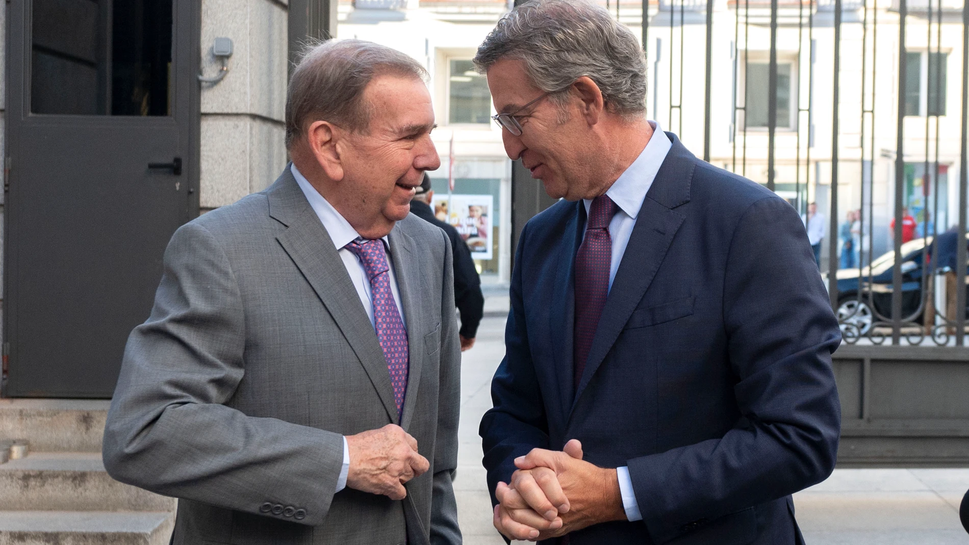 El opositor venezolano Edmundo González (i) y el presidente del PP, Alberto Núñez Feijóo (d), a su llegada a una reunión, en el Congreso de los Diputados, a 17 de septiembre de 2024, en Madrid (España). Durante la reunión, el líder del PP trasladará a Edmundo, su compromiso para lograr que sea reconocido como presidente electo de Venezuela. Además, defenderá la liberación de todos los presos políticos y la petición a la Corte Penal Internacional (TPI) para que procese a Nicolás Maduro. Este e...