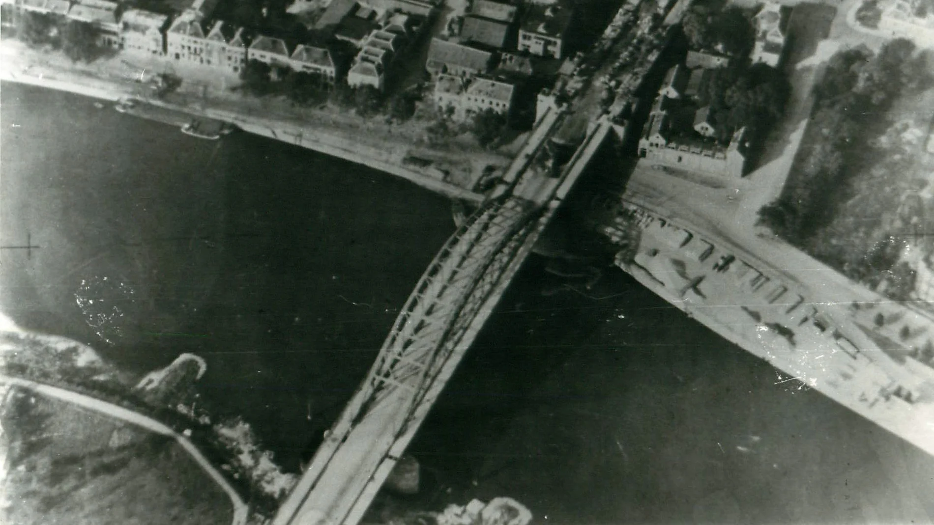Vista aérea del puente sobre el Rin a su paso por Arnhem; las secuelas del combate son visibles en la parte superior de la fotografía