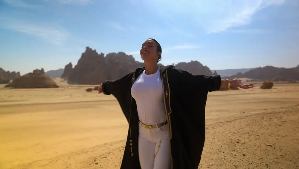 Georgina Rodríguez con total white look.