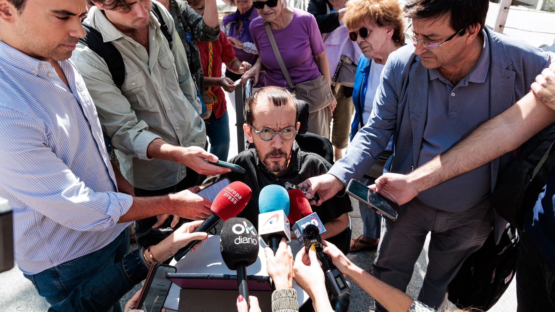 El exdiputado de Podemos Pablo Echenique atiende a los medios de comunicación a su llegada a declarar a los juzgados de Plaza de Castilla, a 17 de septiembre de 2024, en Madrid (España). Echenique está citado a declarar como denunciado por presunto delito de odio en un tuit en el que expresó que "es mucho más probable que un sacerdote cometa un delito de agresión sexual contra menores de edad que delinca una persona migrante". La declaración se produce después de que el juzgado rechazara el r...