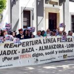 Concentración para reclamar la reapertura de la línea Guadix-Baza