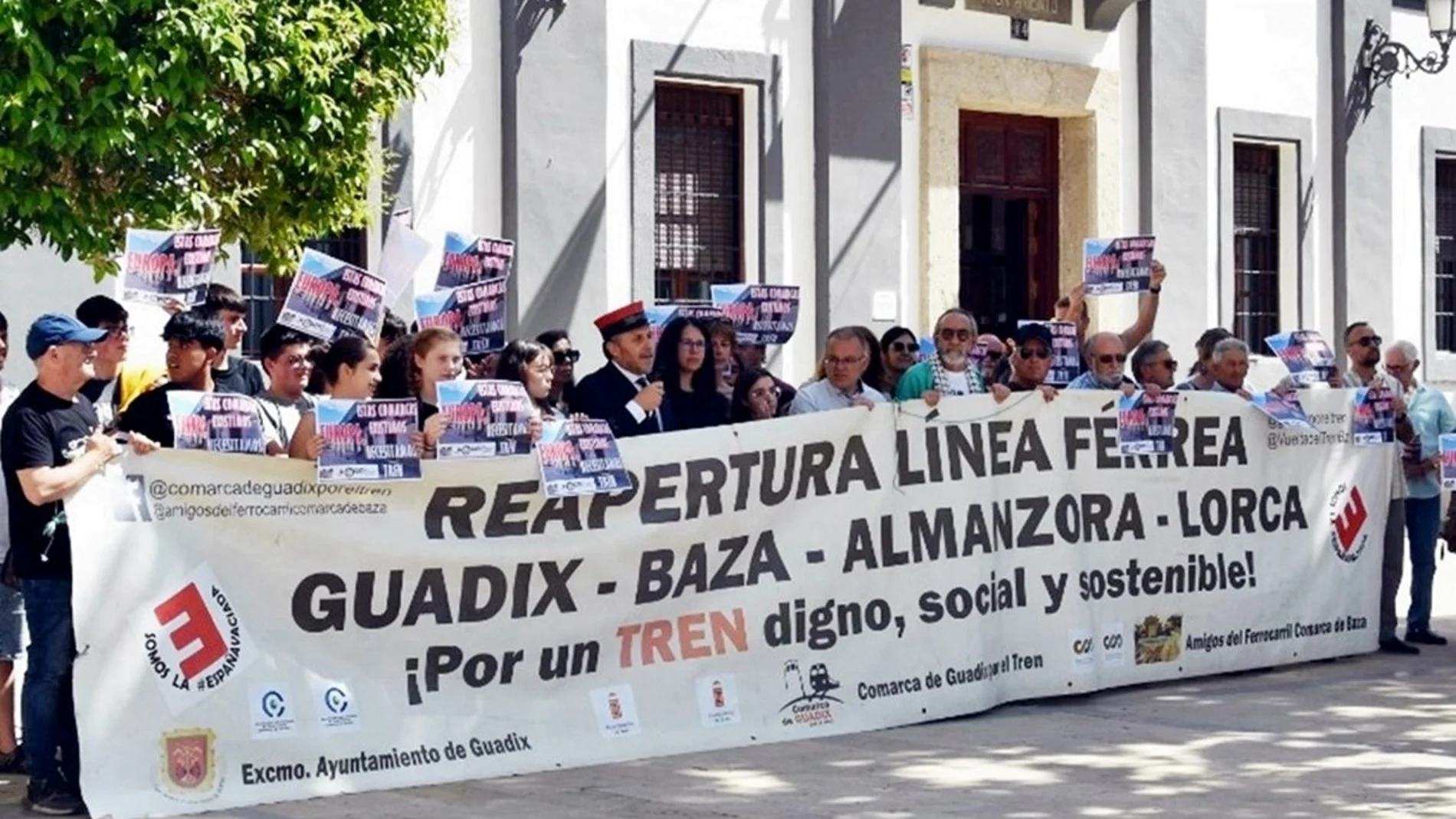 Concentración para reclamar la reapertura de la línea Guadix-Baza
