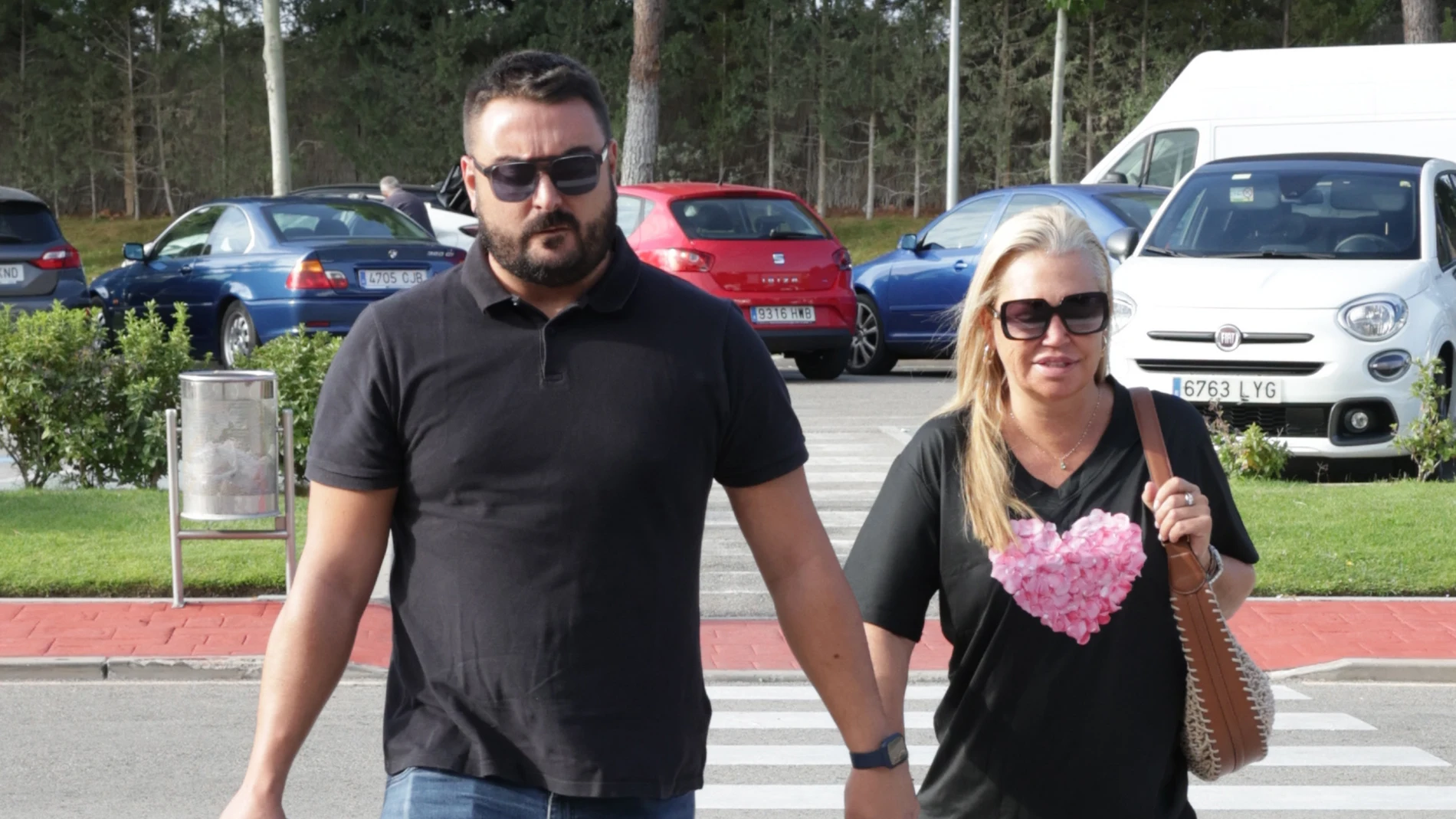 Belén Esteban y su marido Miguel acuden a la capilla ardiente de Jimmy Giménez-Arnau