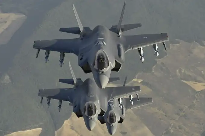 El F-35 y el Su-57, los cazas furtivos de quinta generación de EE UU y Rusia, se la juegan frente a frente en India El F-35 y el Su-57, los cazas furtivos de quinta generación de EE UU y Rusia, se la juegan frente a frente en India