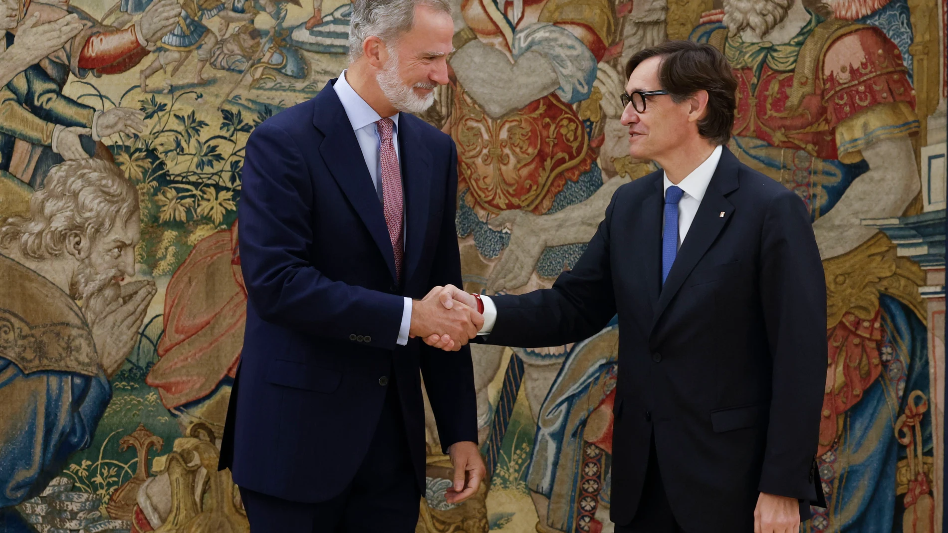 FOTODELDÍA MADRID, 18/09/2024.- El rey Felipe VI recibe en audiencia al presidente de la Generalitat, Salvador Illa (d), este miércoles en el Palacio de la Zarzuela. EFE/ Javier Lizon
