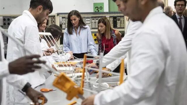 La Reina Letizia y la presidenta de Cantabria, María José Sáenz de Buruaga, durante el acto de apertura del Curso de FP en el IES Doctor José Zapatero Domínguez de Castro Urdiales