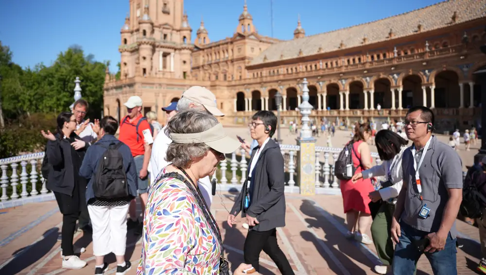 Turistas en la Plaza de España de Sevilla, uno de los enclaves monumentales más transitados de la capital hispalense