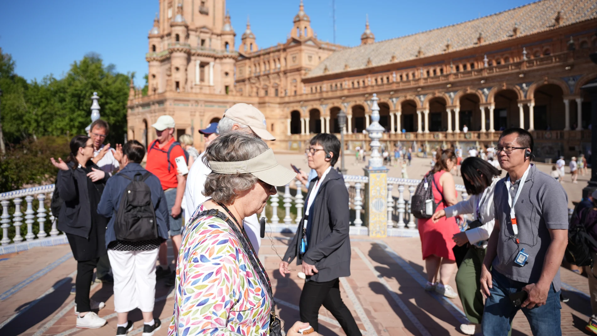 Turistas en la Plaza de España de Sevilla, uno de los enclaves monumentales más transitados de la capital hispalense