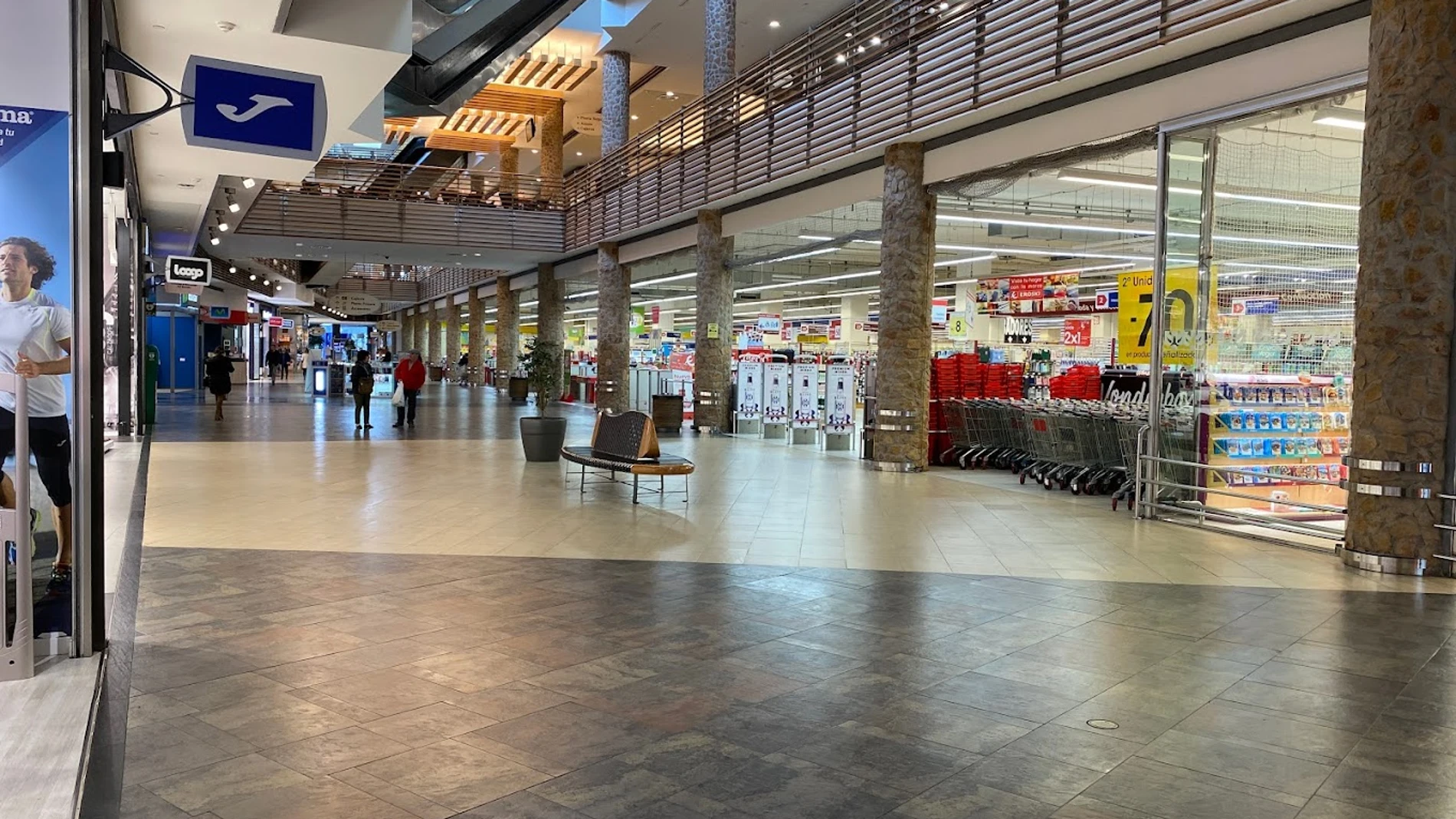 Imagen del interior del centro comercial 'Luz del Tajo' de Toledo