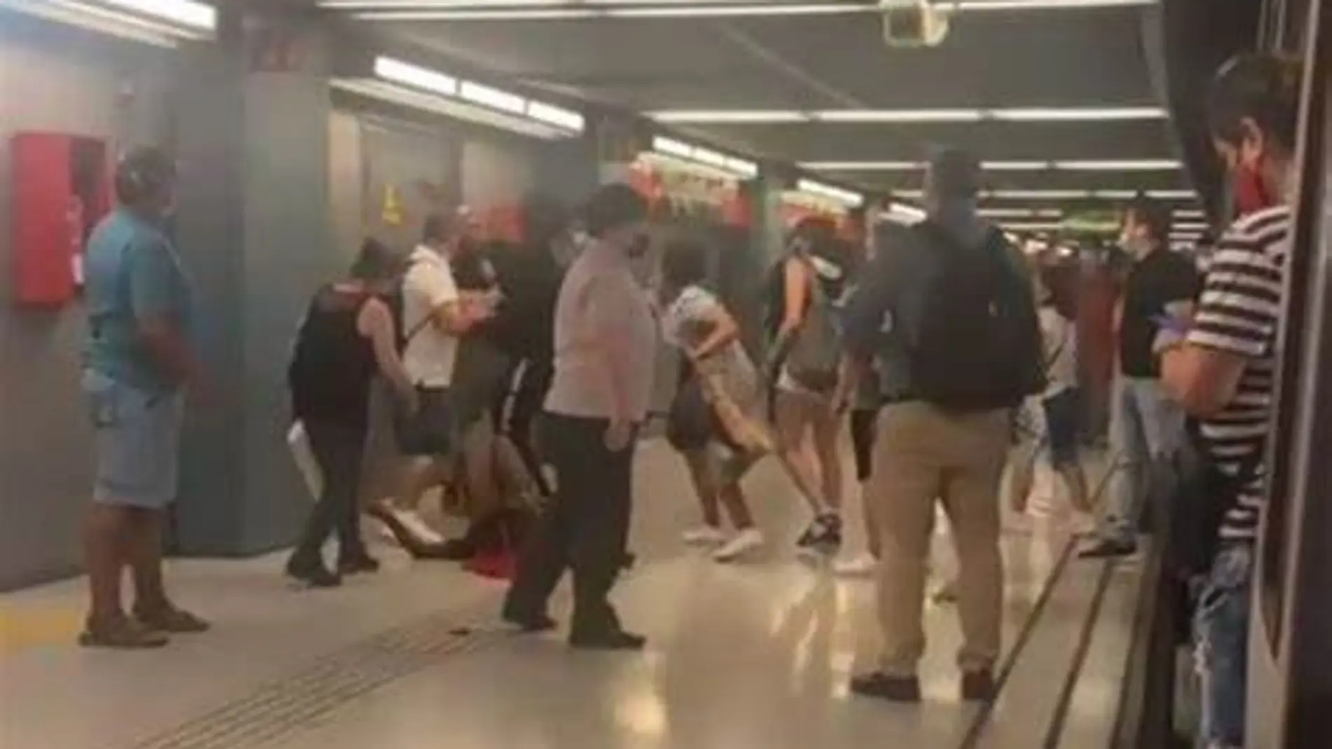 Vídeo: Salvaje paliza de un grupo de jóvenes extranjeros a un chico en el Metro de Barcelona