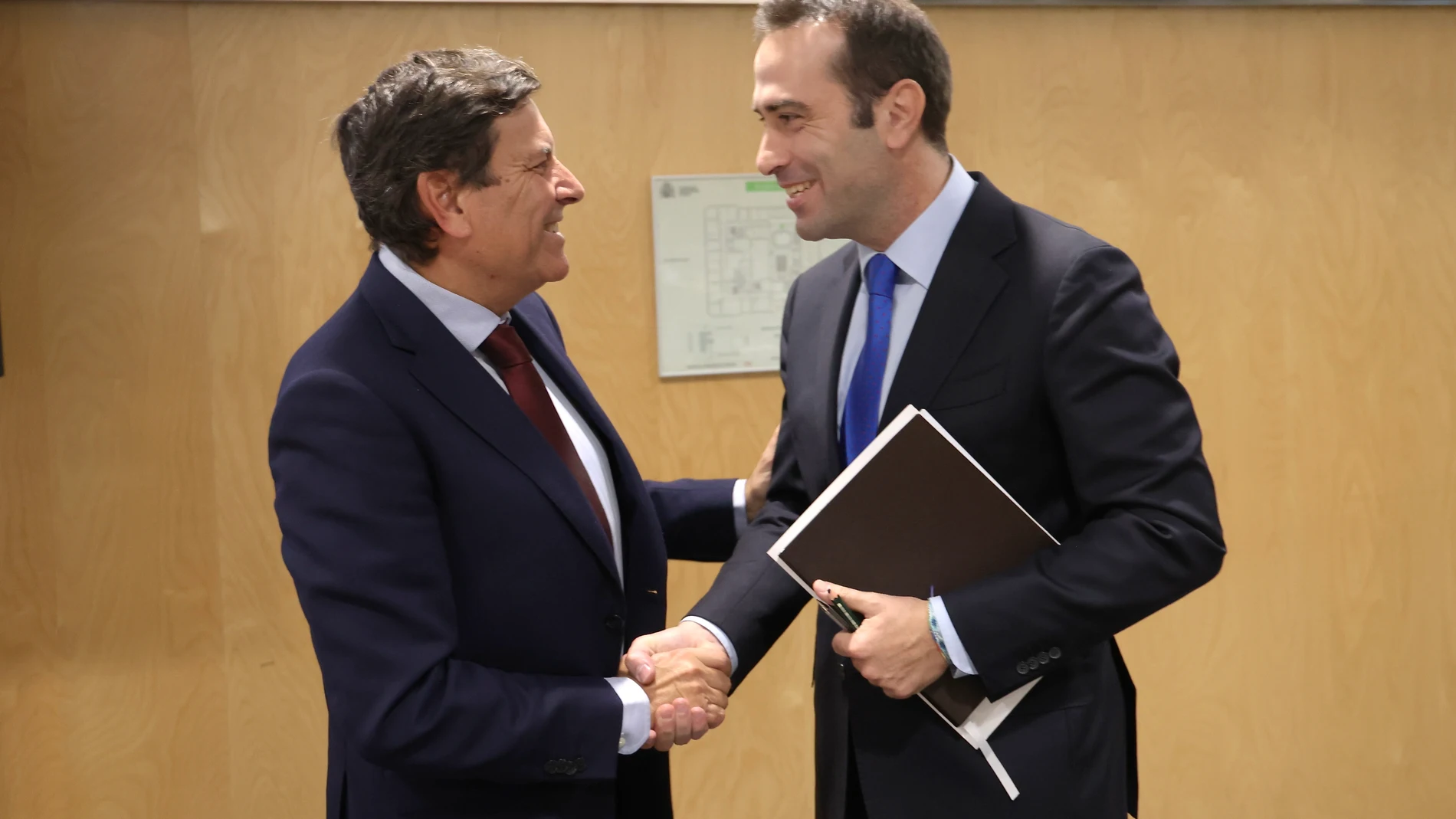 El consejero de Economía y Hacienda, Carlos Fernández Carriedo, saluda al ministro de economía, Carlos Cuerpo, en la Conferencia Sectorial para la Mejora Regulatoria y el Clima de Negocios.