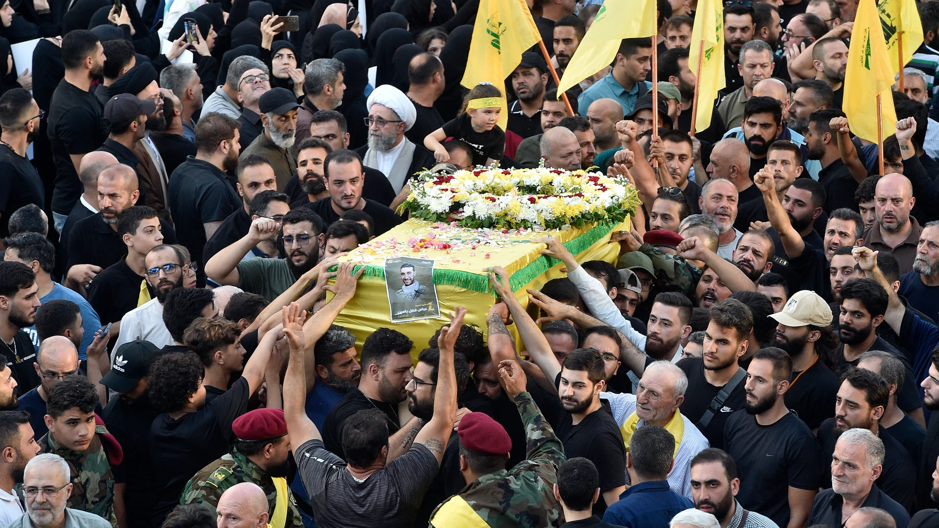 Beirut (Lebanon), 18/09/2024.- Mourners carry the coffin of one of the people who died a day earlier in pagers blasts, during the funeral procession in the southern suburb of Beirut, Lebanon, 18 September 2024. Health Minister of Lebanon Firas Abiad said at least 12 people died and more than 2800 others injured after multiple wireless communication devices (pagers) were detonated on 17 September. Hezbollah declared in a statement that Israel was behind the strike and that there will be conseq...