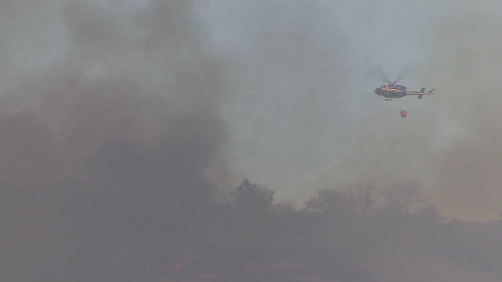 Un helicóptero trabaja en el incendio de A Gudiña.