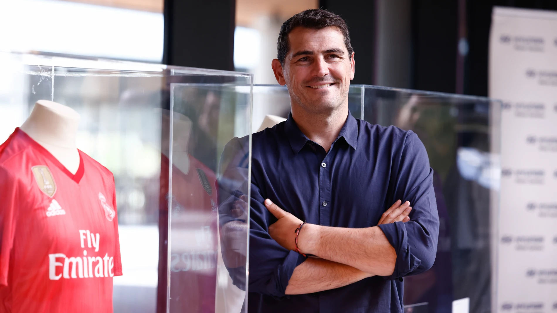 Iker Casillas posa al lado de una de las camisetas de la exposición 'Pegada al Corazón' DENNIS AGYEMAN/AFP7/EUROPA PRESS 18/09/2024 ONLY FOR USE IN SPAIN