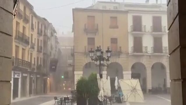 Un espectacular 'reventón húmedo' rompe el cielo y provoca la caída de árboles y un rescate en un bajo en Gandia