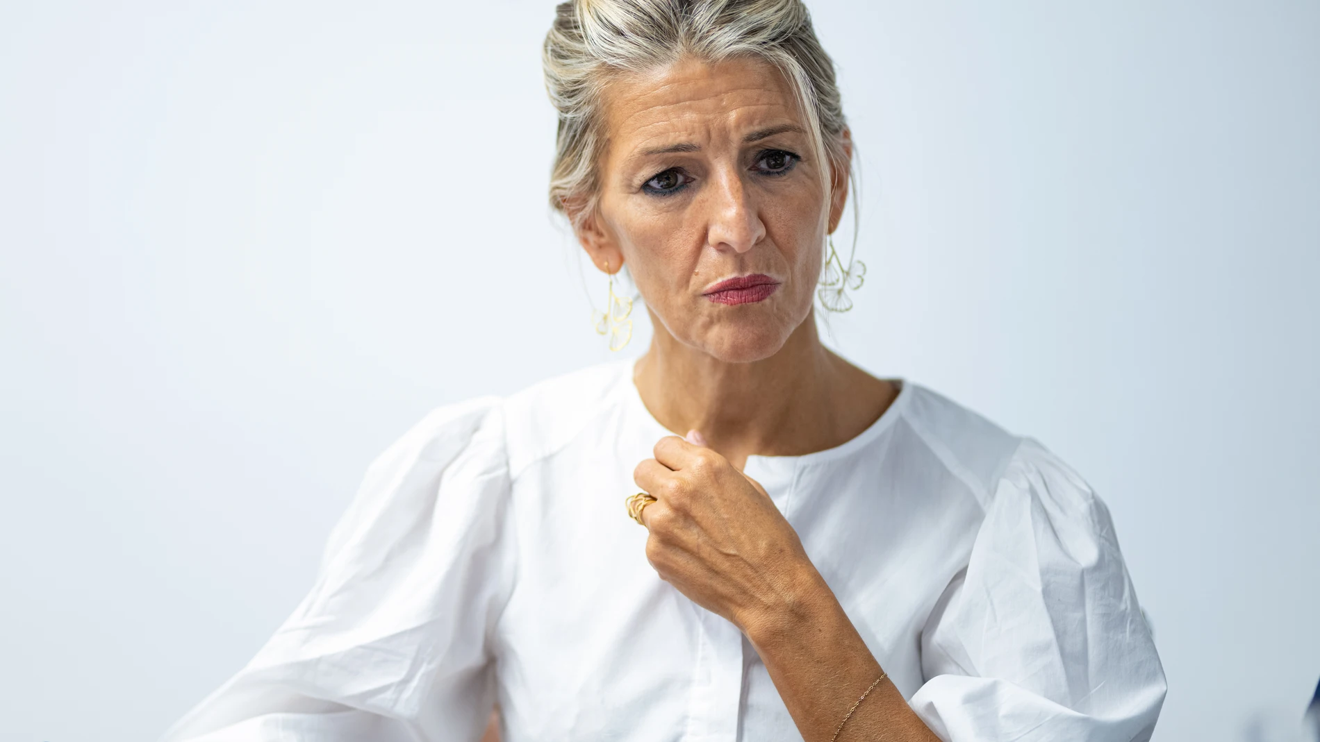 La vicepresidenta segunda y ministra de Trabajo, Yolanda Díaz, durante una reunión con sectores económicos para tratar la reducción de la jornada laboral, en la sede de Pimec, a 18 de septiembre de 2024, en Barcelona, Catalunya (España). Díaz se ha reunido con empresarios y sindicatos para abordar la reducción de la jornada laboral semanal hasta las 37,5 horas. El presidente de Pimec, Antoni Cañete, ha trasladado a la ministra su "preocupación" por la implementación de la reducción de la jorn...