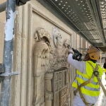 Retirado el último escudo franquista que había en las calles de Vitoria