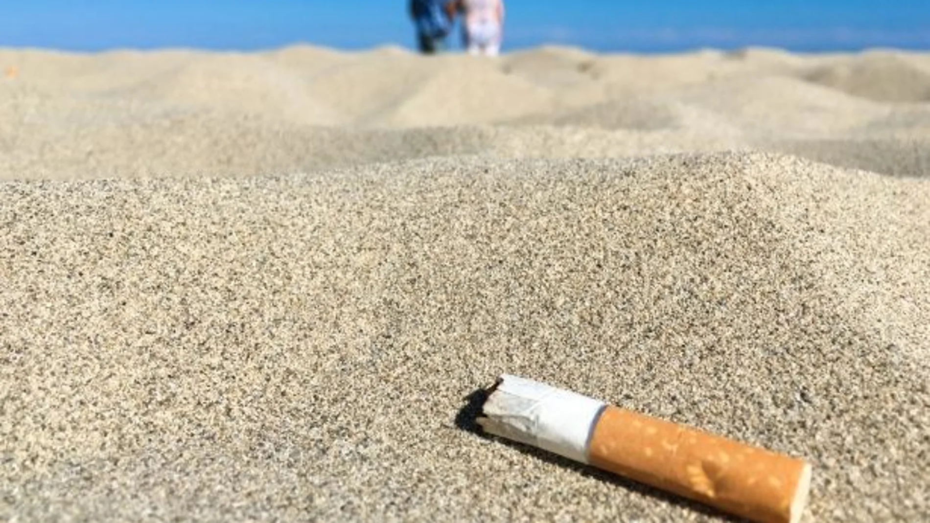 Una colilla en una playa.