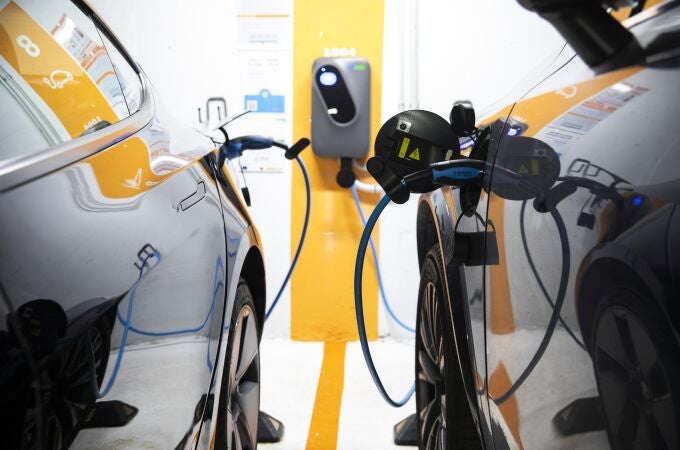 Imagen de coches eléctricos recargando las baterías