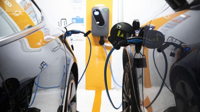 Imagen de coches eléctricos recargando las baterías