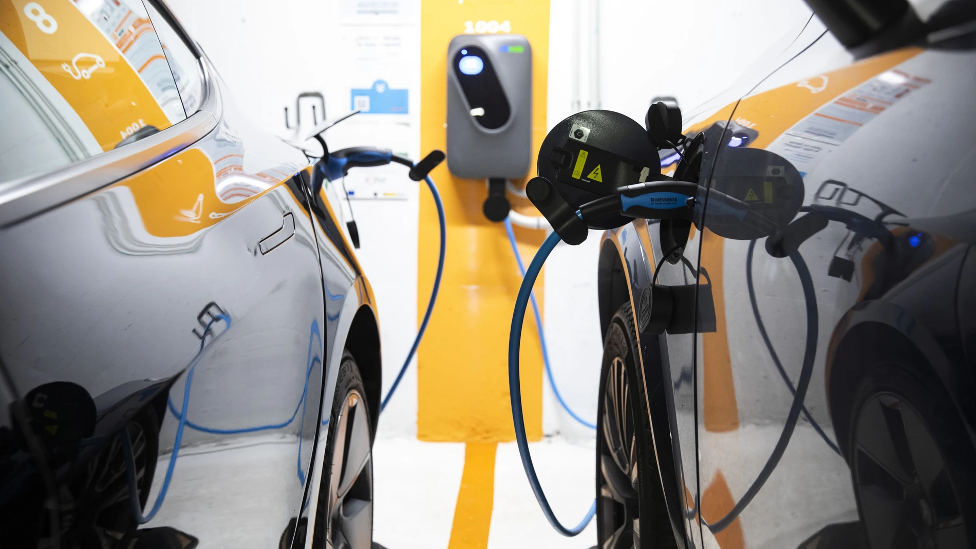 Imagen de coches eléctricos recargando las baterías