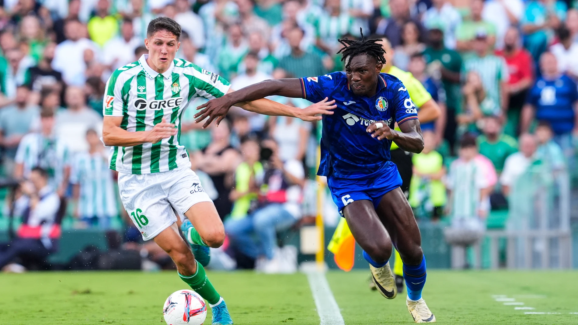 Sergi Altimira of Real Betis and Chrisantus Uche of Getafe CF in action during the Spanish league, La Liga EA Sports, football match played between Real Betis and Getafe CF at Benito Villamarin stadium on September 18, 2024, in Sevilla, Spain. AFP7 18/09/2024 ONLY FOR USE IN SPAIN